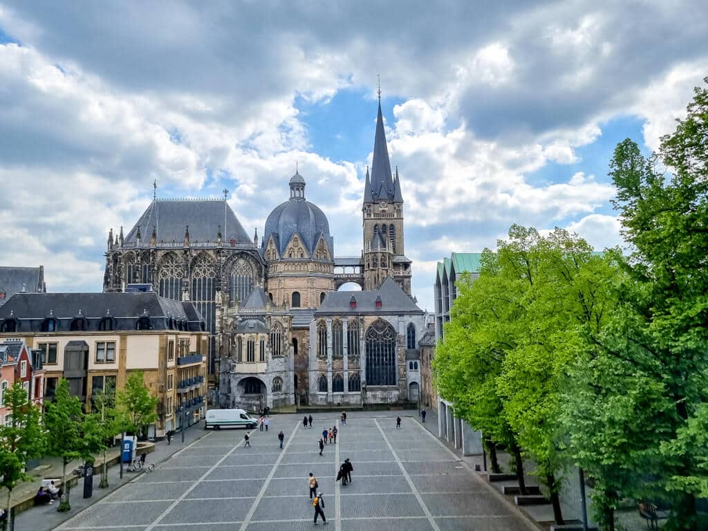 Blick über einen großen Platz hinüber zum Dom von Aachen