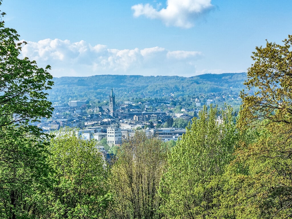 Ausblick über Bäume hinunter zur Stadt Aachen