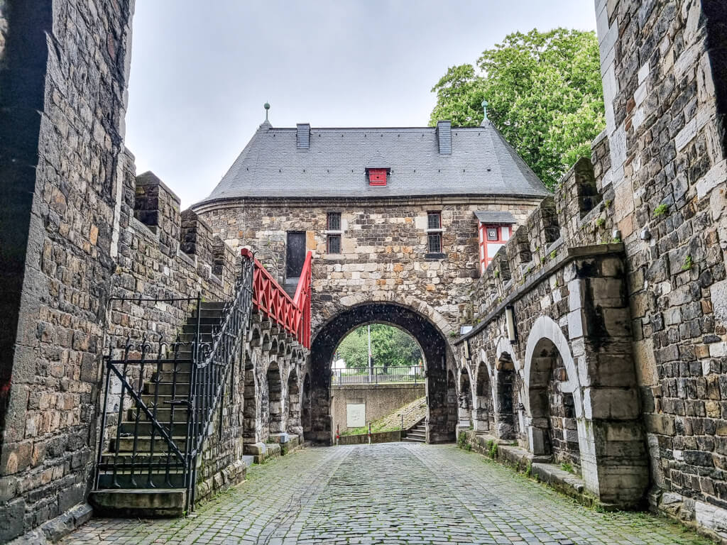 Ponttor Aachen - historisches Stadttor mit rundem Torbogen