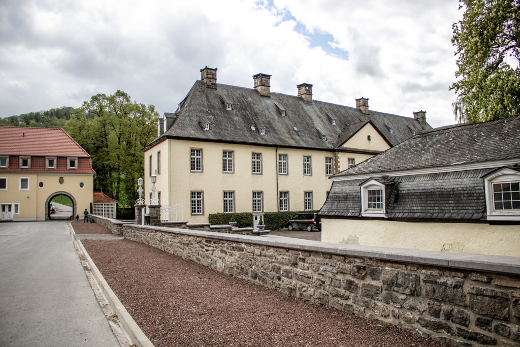 Schloss Wocklum in Balve - hellgelbes Anwesen mit großem Innenhof