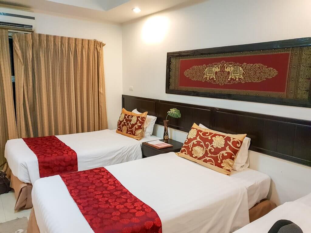 Hotelzimmer mit drei Betten in Bangkok 
