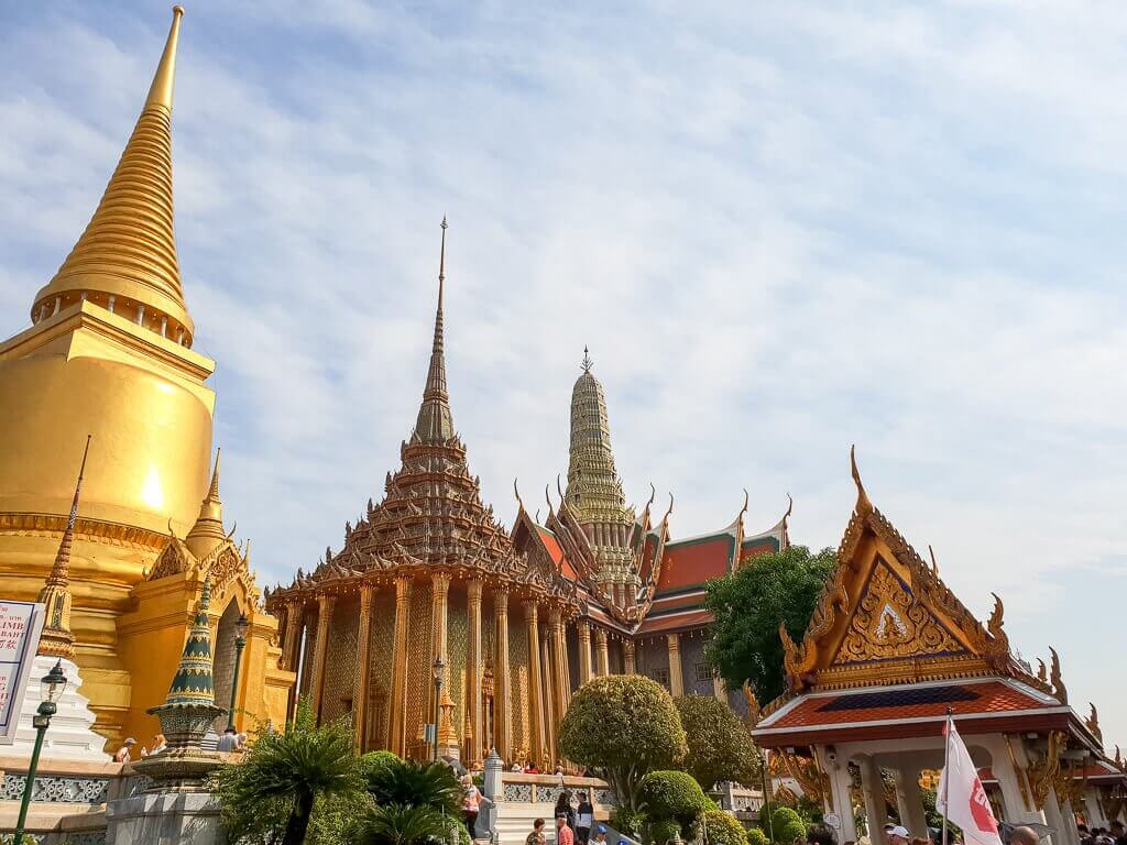 Bangkok  - Königspalast - mehrere Gebäude mit Gold verziert