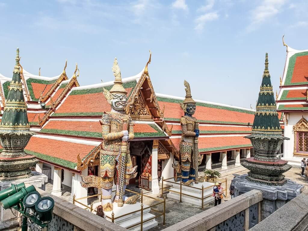 Statuen auf dem Gelände des Königspalastes in Bangkok