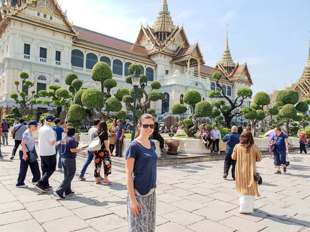 Königspalast Bangkok mit Personen davor