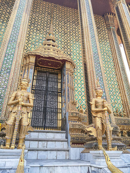 prunkvoll gestalteter Tempel am Königspalast Bangkok