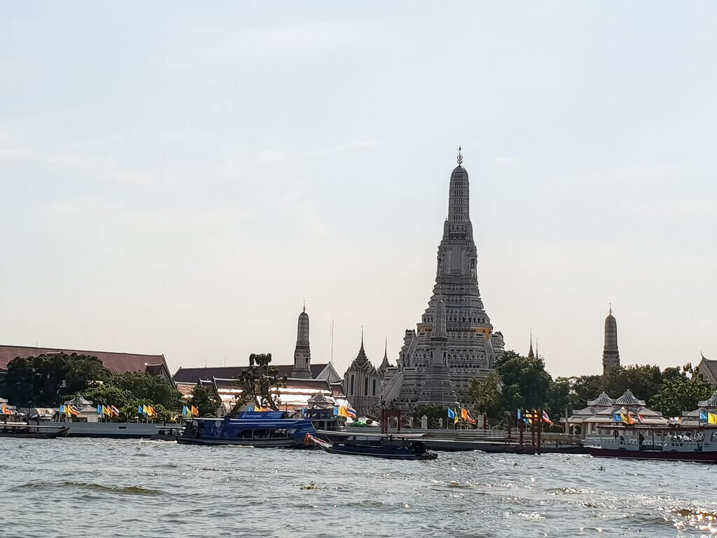 Blick zum Wat Arun vom Chao Phraya aus