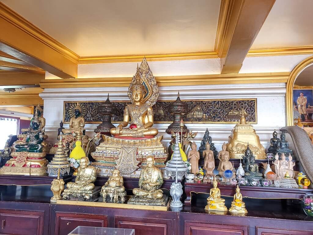 Buddha-Statuen im Golden Mount Temple Bangkok