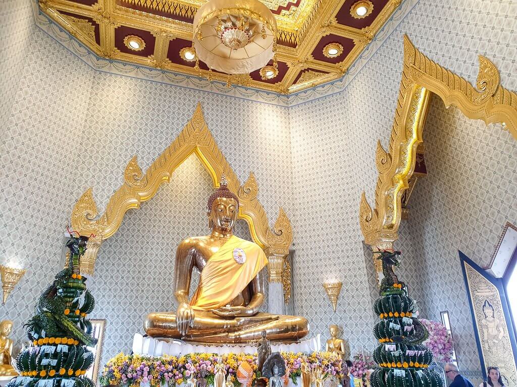 goldene, sitzende Buddha-Statue im Wat Traimit Bangkok