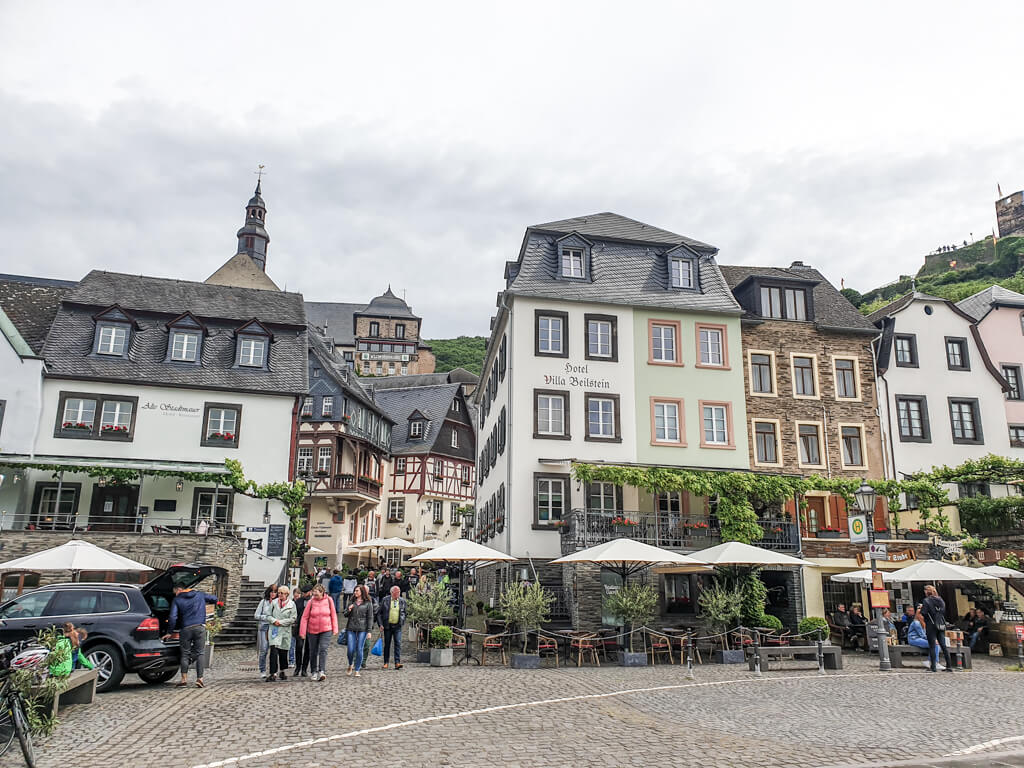 Ortseingang von Beilstein an der Mosel mit Fachwerkhäusern