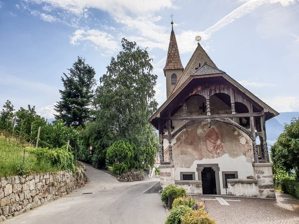 kleine alte Holzkirche am Rande der Straße in den Bergen