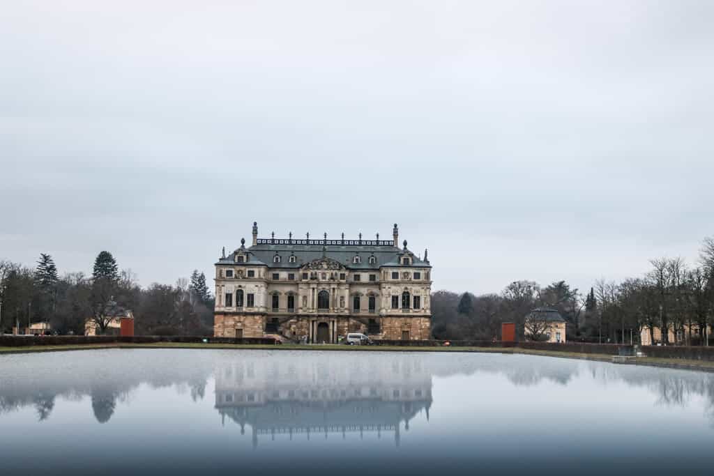 Großer Garten in Dresden - Das Palais Großer Garten spiegelt sich in einem See