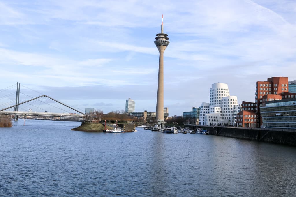Blick über den Rhein auf den Fernsehturm und eine Brücke
