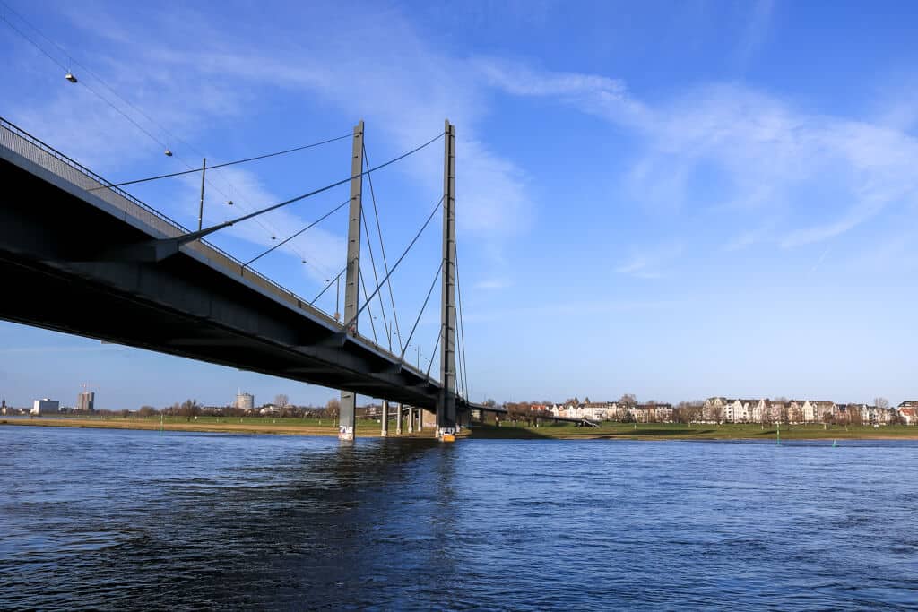 Brücke mit Stahlseilen über den Rhein