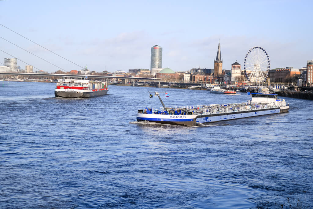Frachtschiffe auf dem Rhein - dahinter die Altstadt von Düsseldorf