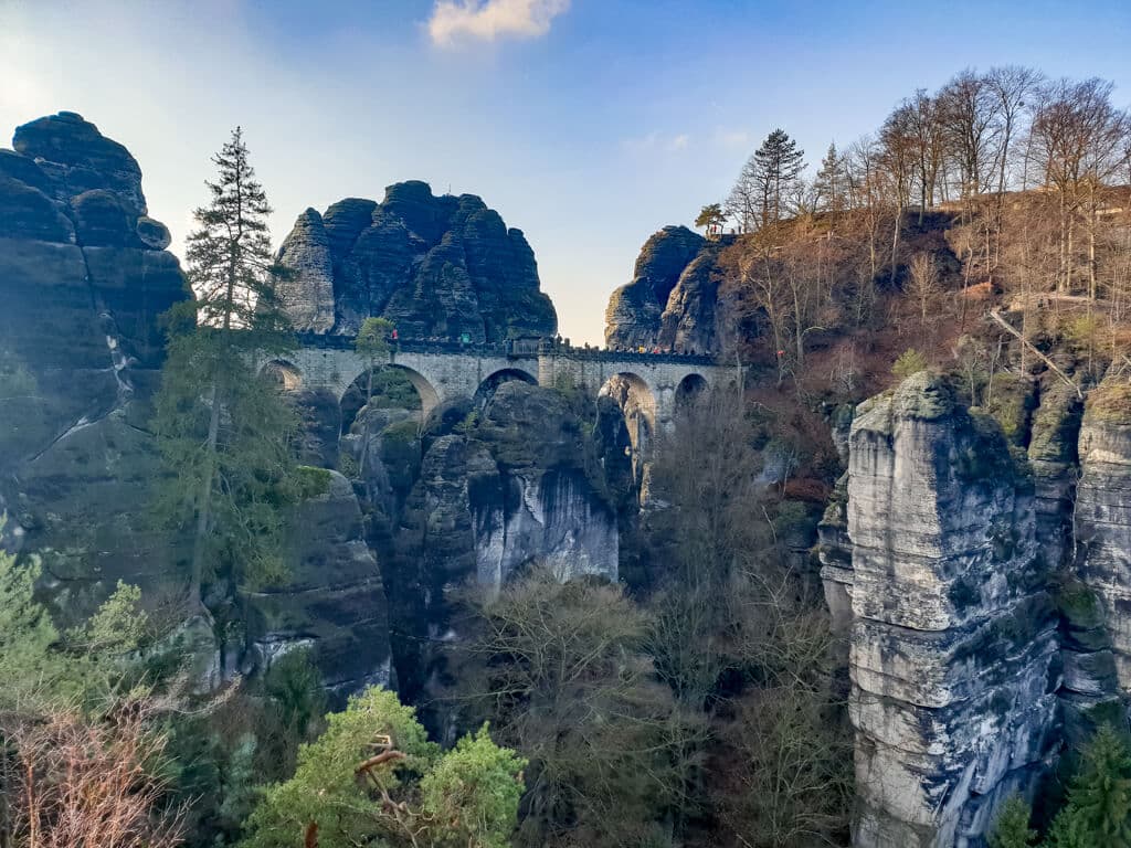 Aussicht auf eine Steinbrücke inmitten von Felsen und Wäldern