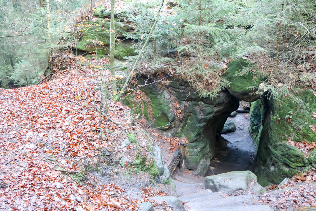 Durchgang durch einen Felsen mitten im Wald