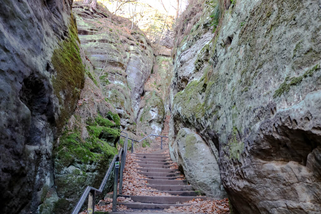 Treppenstufen mit Steigung zwischen Felsen