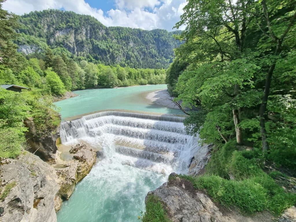 Lechfall - das türkisblaue Wasser strömt über mehrere Staustufen am Wasserfall hinab