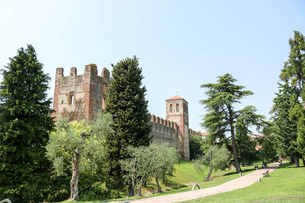 Burg und alte Stadtmauern in einem grünen Park