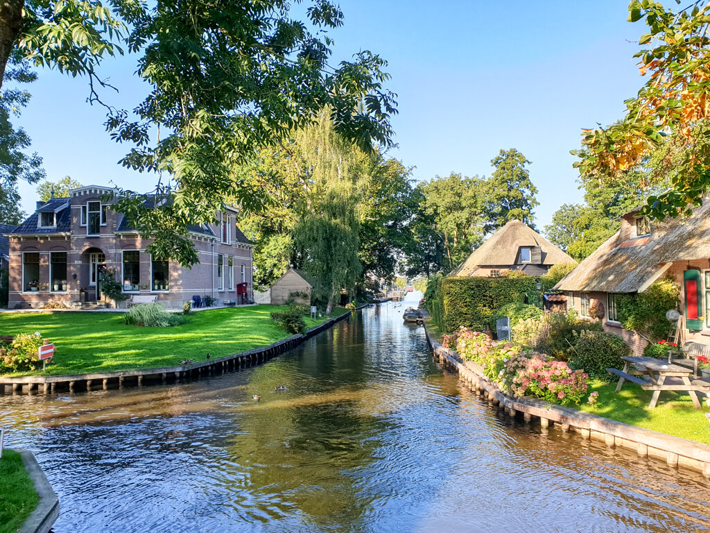 Giethoorn_kleiner Kanal fließt zwischen Häusern entlang