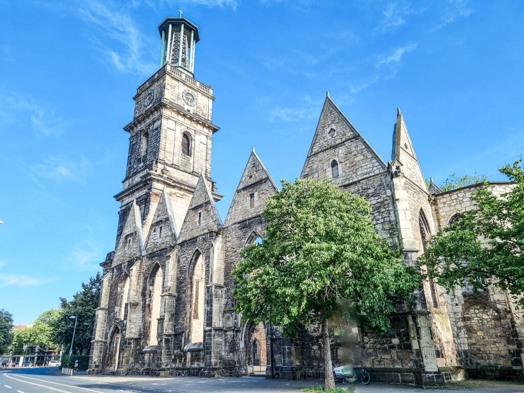 Ruine einer Kirche mit Kirchturm ohne Dach am Kirchenschiff