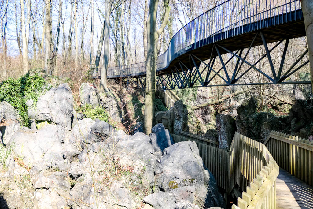 Brücke führt durch das Felsenmeer in Hemer