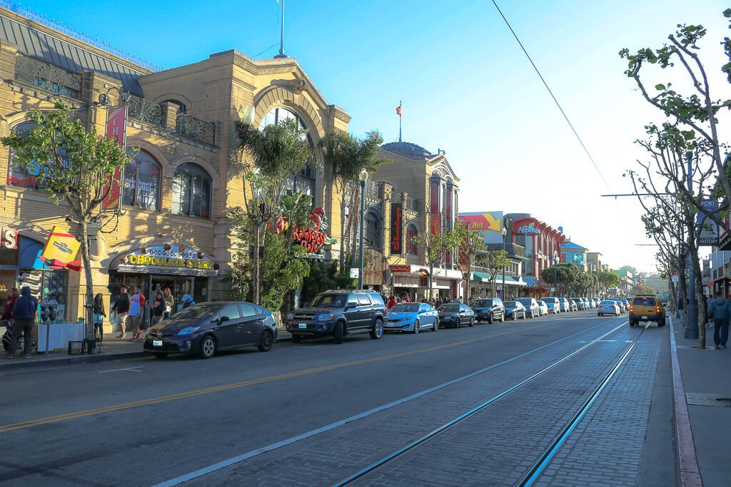San Francisco - Fishermans Wharf - Hauptstraße mit Geschäften
