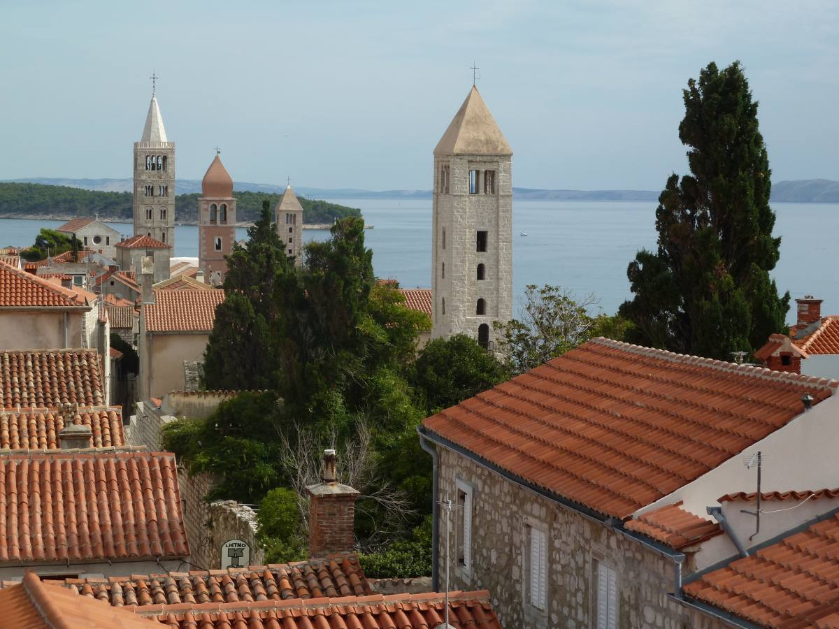 Blick über mehrere Kirchtürme einer historischen Altstadt