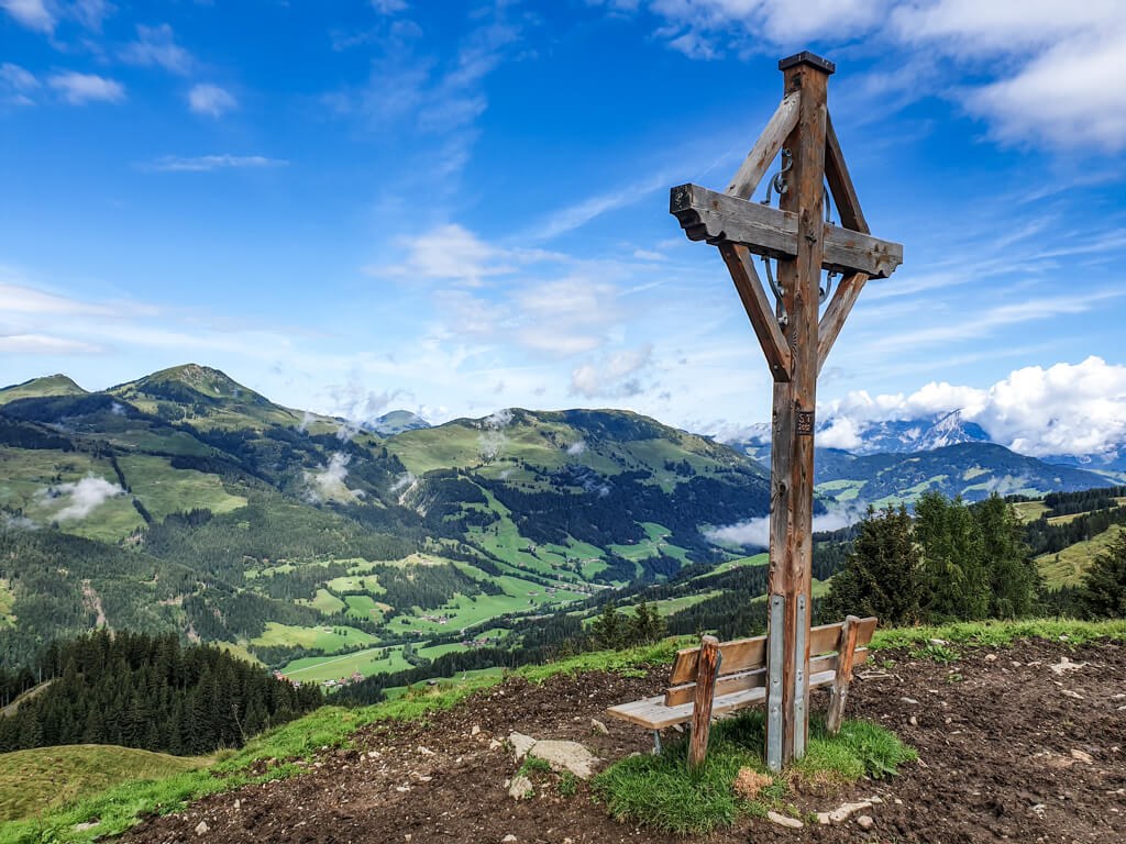 Aussicht an einem Gipfelkreuz in Aschau