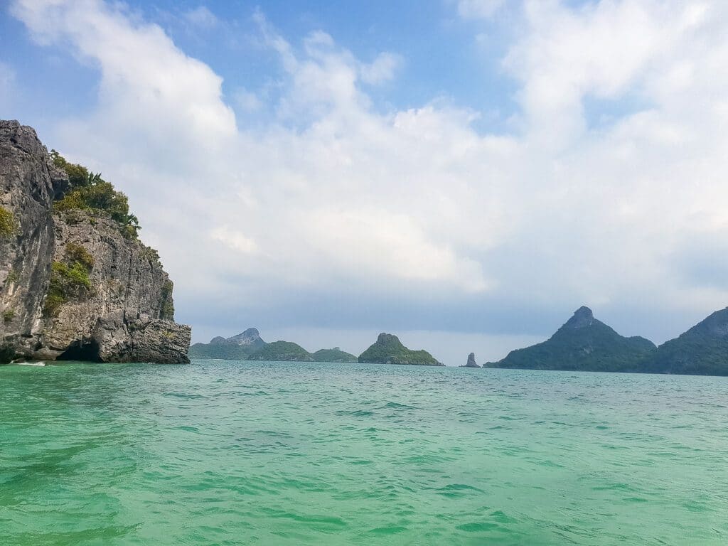 kleine Inseln mit Felsen im Meer