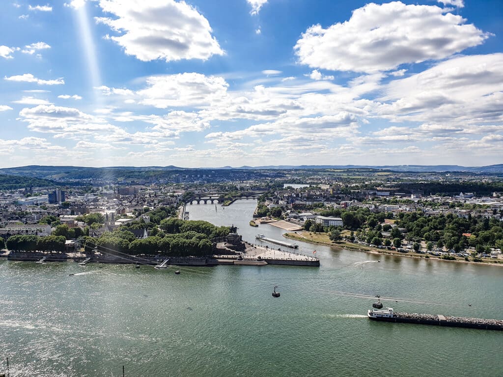 Blick auf das Deutsche Eck in Koblenz - Rhein und Mosel fließen hier zusammen und eine Seilbahn schwebt über den Rhein