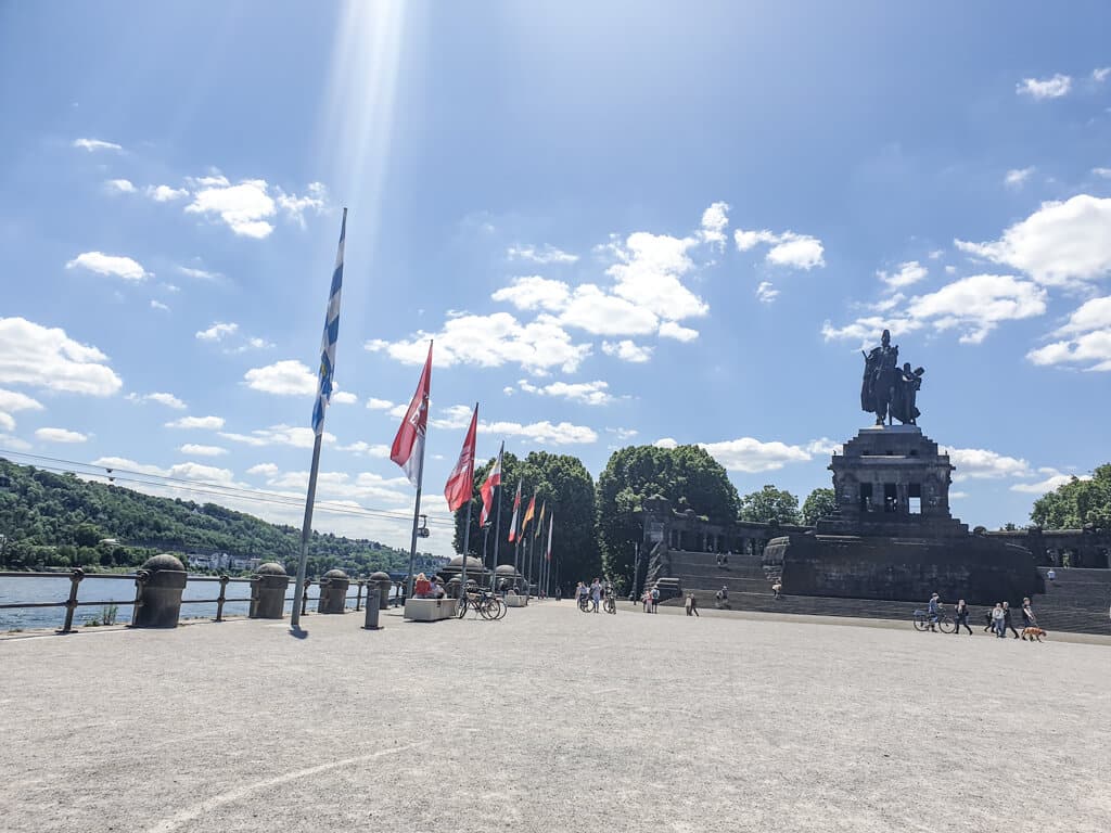 große Statue von Wilhelm I. und Blick auf den Rhein am Deutschen Eck
