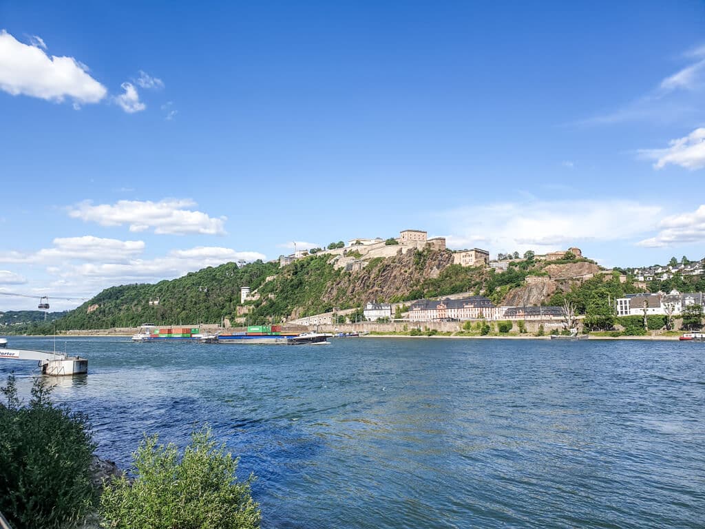 Blick über den Rhein zur Festung Ehrenbreitstein auf der anderen Seite des Ufers
