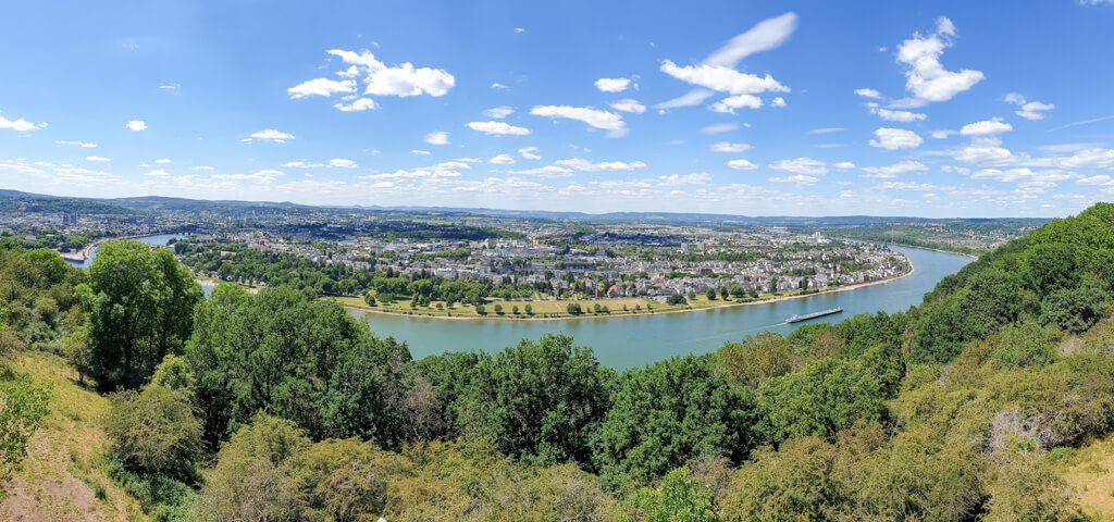 Aussicht auf eine weite Kurve am Rhein vom "Rhein-Mosel-Blick"- auf der anderen Rhein-Seite ist die Stadt Koblenz zu sehen