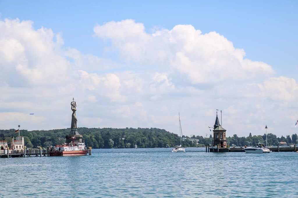 Hafenbecken - links und rechts eine Statue