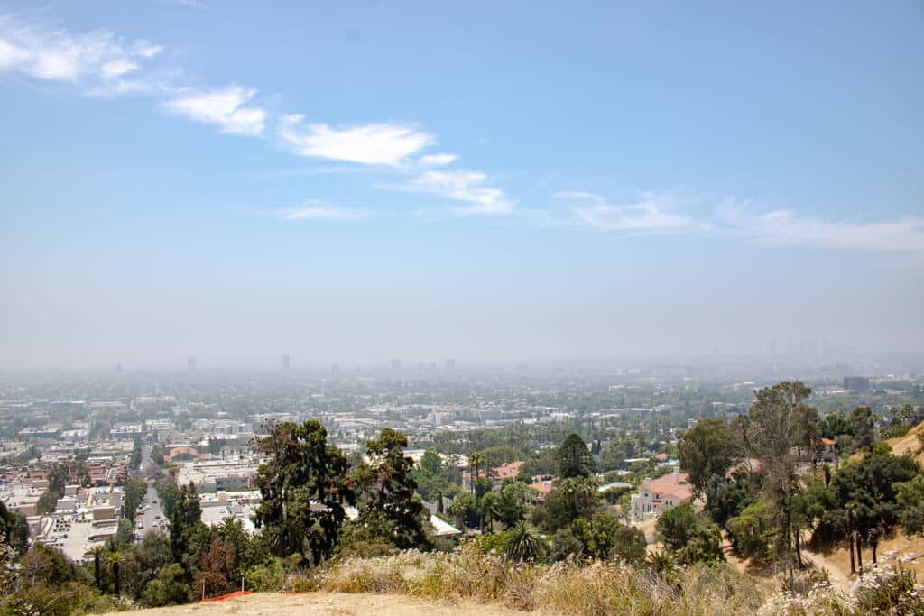 weitere Aussichten von einem Hügel auf Los Angeles
