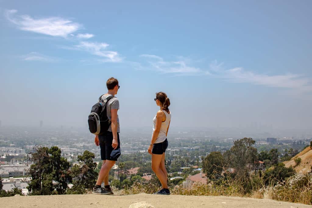 Ein Paar blickt auf Los Angeles - vom Runyon Canyon Park aus