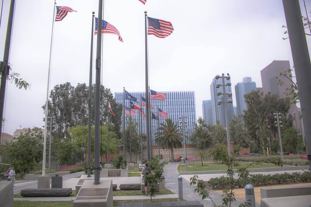 Los Angeles - Downtown - Grand Park - Gedenkstätte - Flaggen