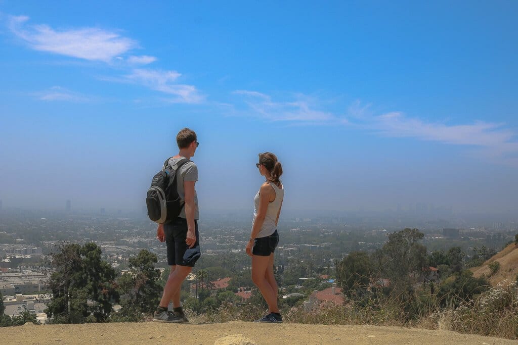 Ein Paar blickt auf Los Angeles - vom Runyon Canyon Park aus