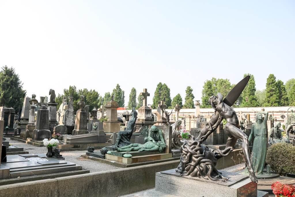 Grabstätten mit Figuren auf dem Cimitero Monumentale