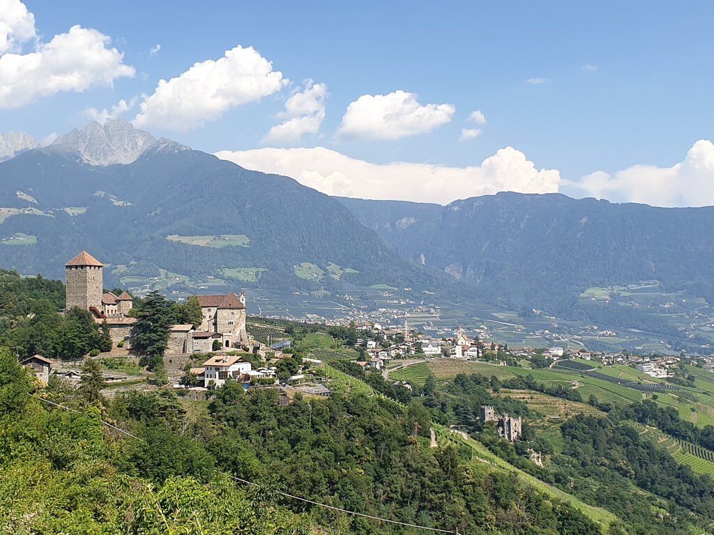Schloss Tirol auf der linken Seite, dahinter Berge