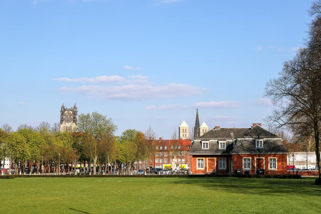 Münster - Schlossplatz - Blick auf die Stadt