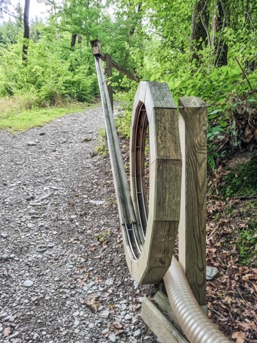 Holzkugelbahn an einem Waldweg mit Looping