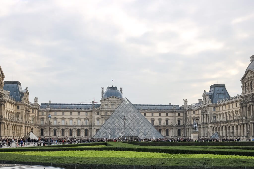 Glaspyramide am Louvre, eingerahmt von historischen Gebäuden