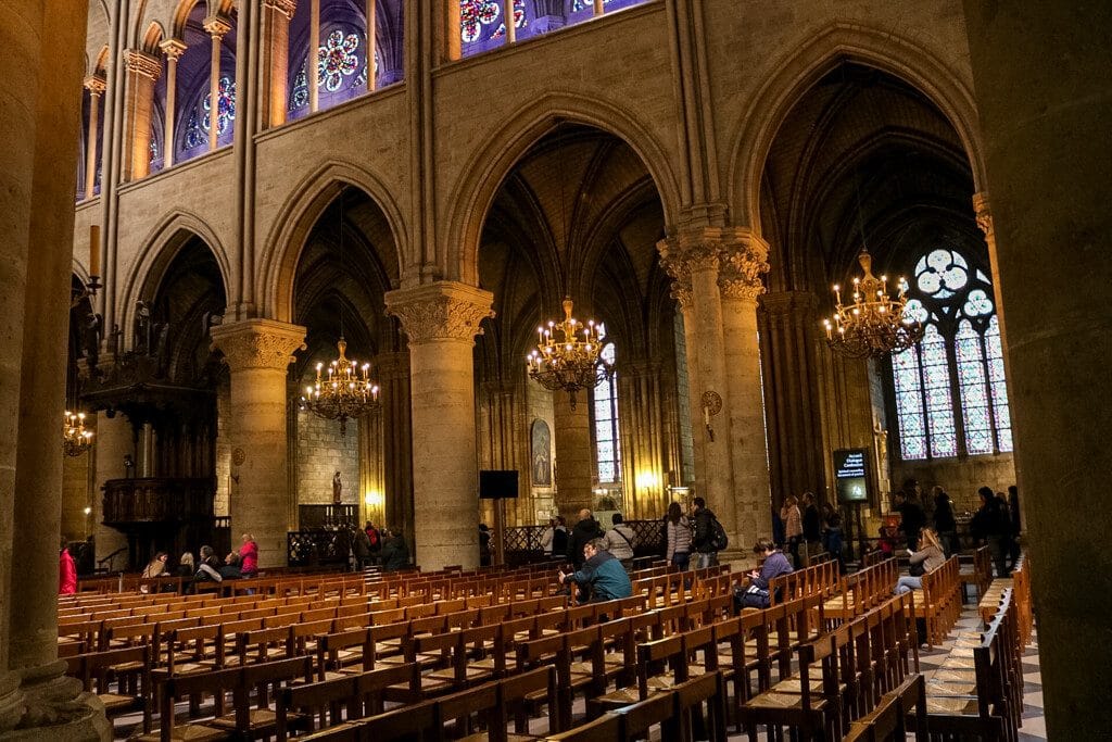 Notre-Dame von Innen mit bunten Kirchenfenstern