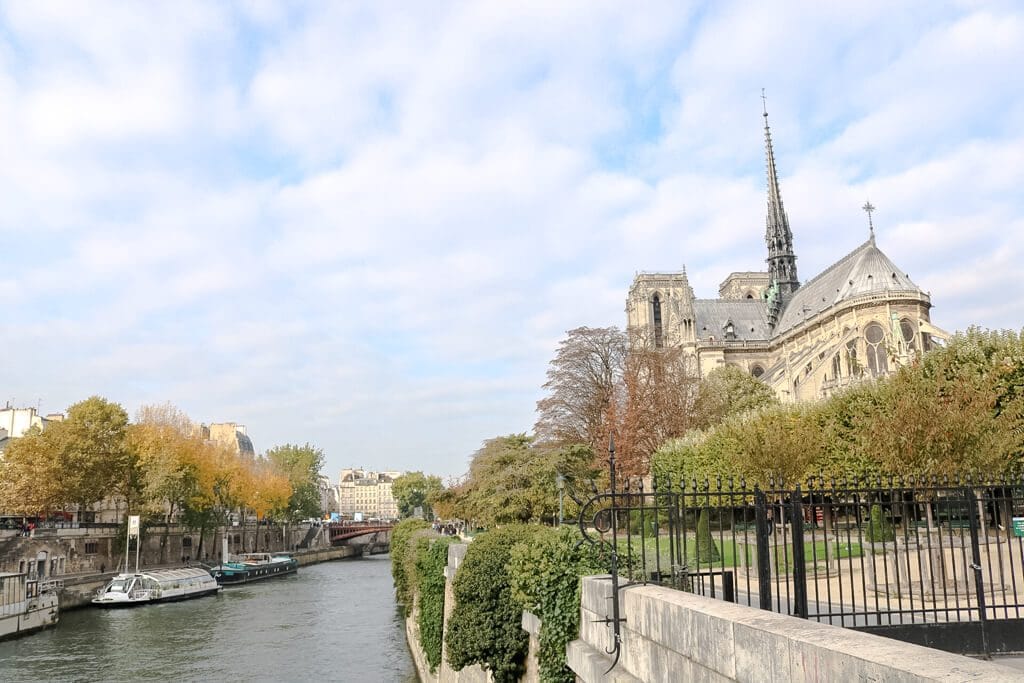 Seine auf der linken Seite, daneben die Rückseite von Notre Dame