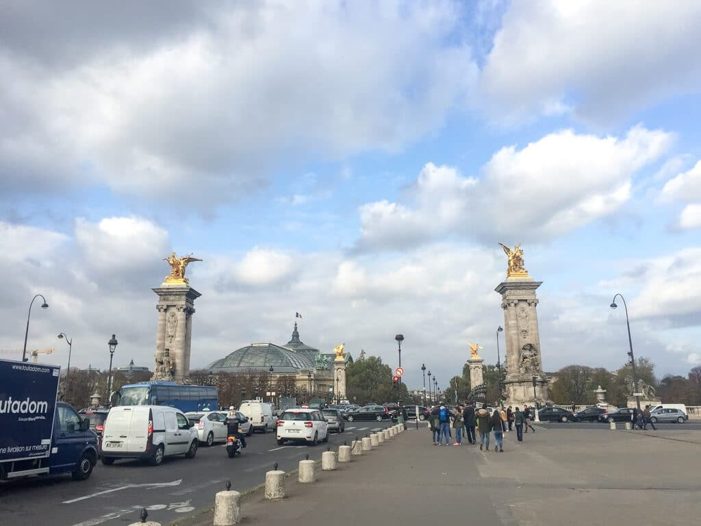 Brücke mit hohen Pfeilern mit goldenen Stauen