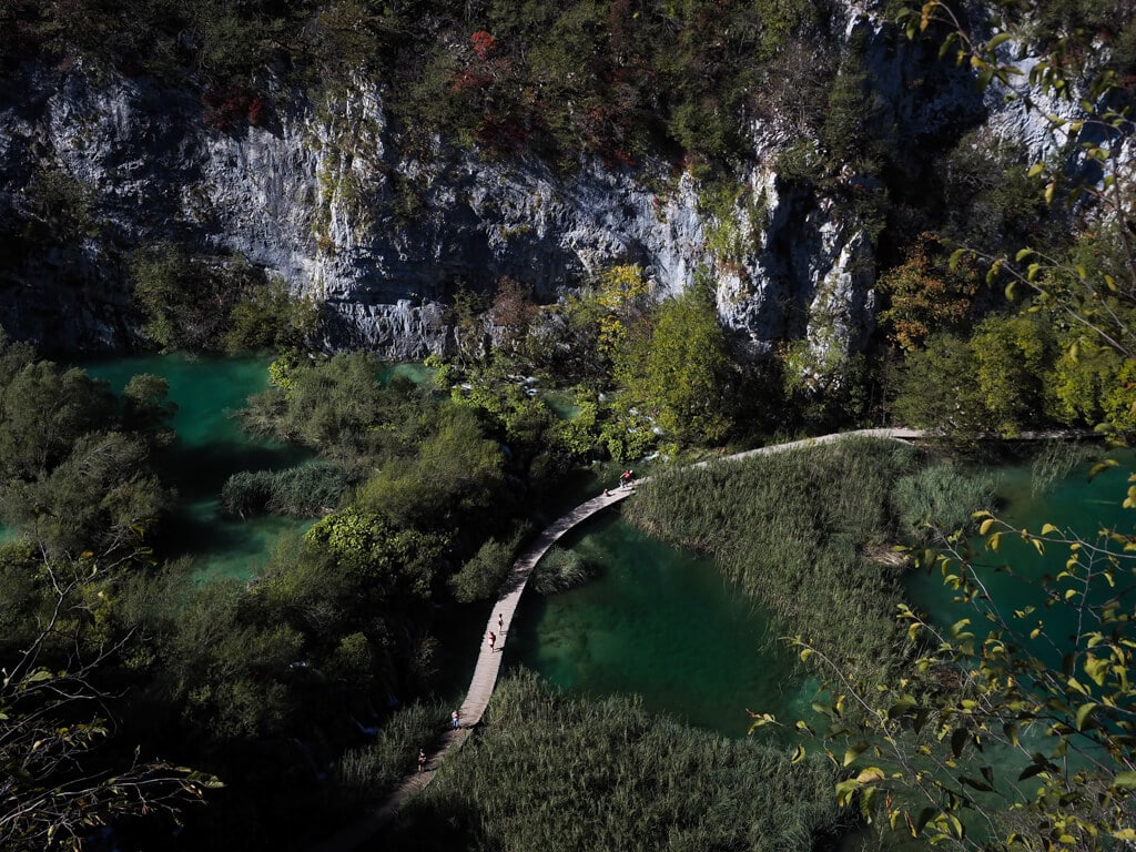 Blick von oben auf Seen im Plitvicer Seen Nationalpark