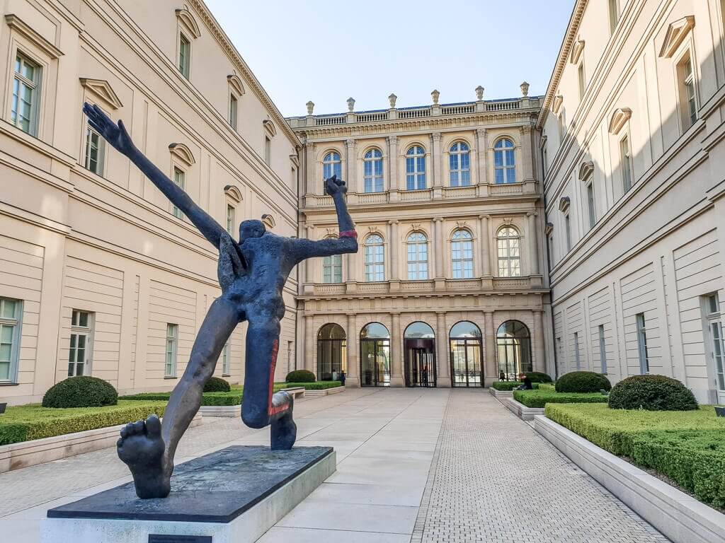 Potsdam - Museum Barberini - Innenhof mit menschlicher Skulptur