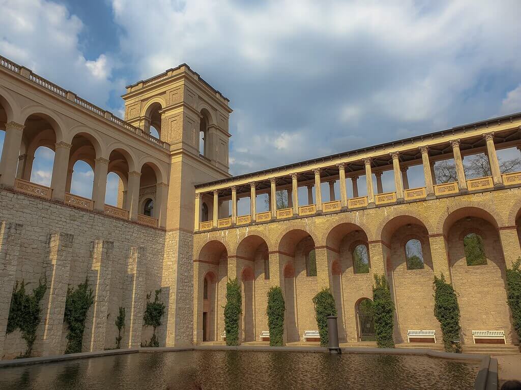 Potsdam - Belvedere Pfingstberg - Spiegelungen im Wasser im Innenhof